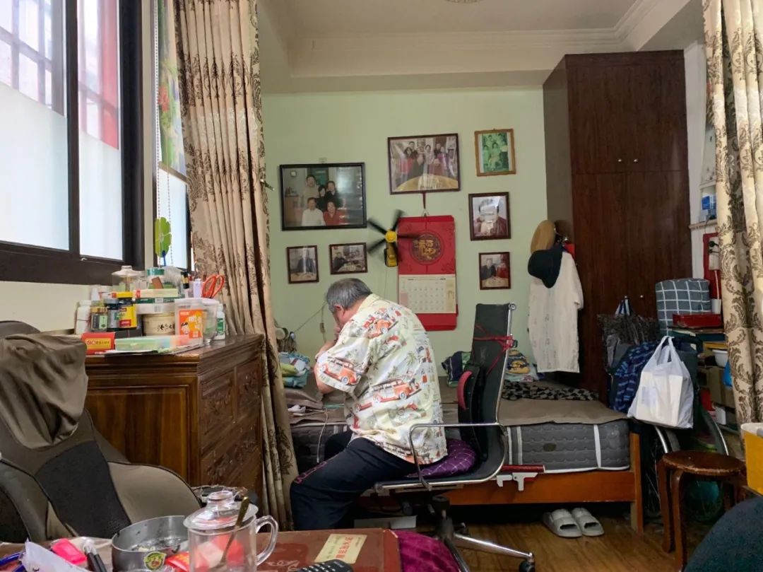 给老人洗澡一年没洗,为老人洗一次澡