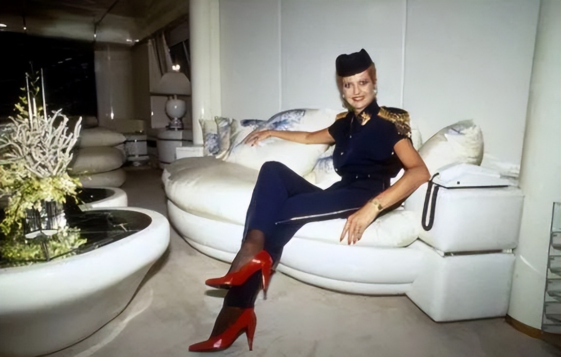 特朗普前妻突然暴毙身亡，她一生离婚4次，为拿绿卡“假”结婚