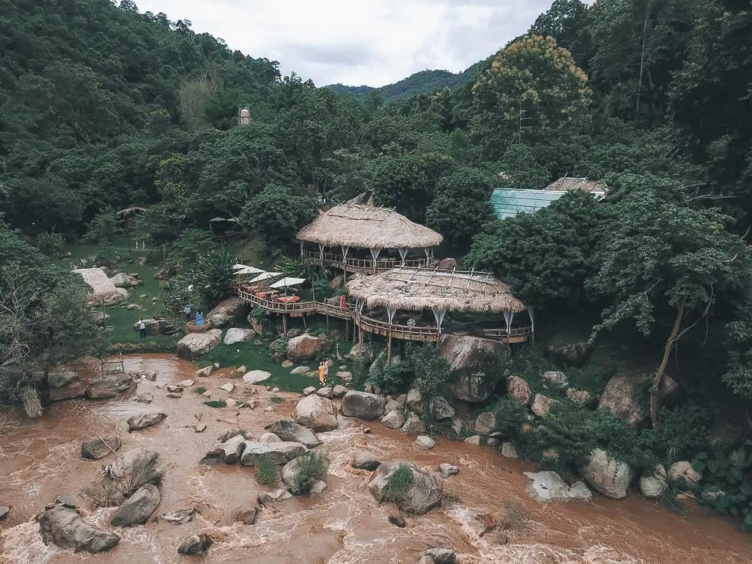 StayWildCafe在清迈瀑布附近设有木制小屋，非常适合逃离城市