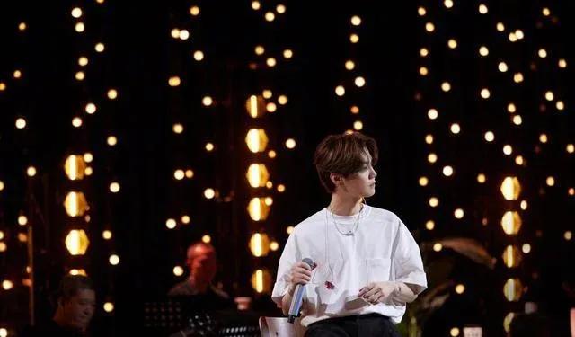 鹿晗线上音乐会回放,鹿晗燃爆全场