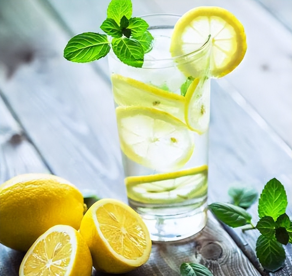 柠檬泡水喝的两大禁忌,柠檬泡水喝的禁忌和副作用