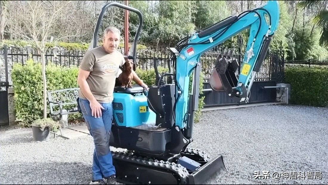 法国大爷网购中国迷你挖掘机,美国大爷买挖掘机