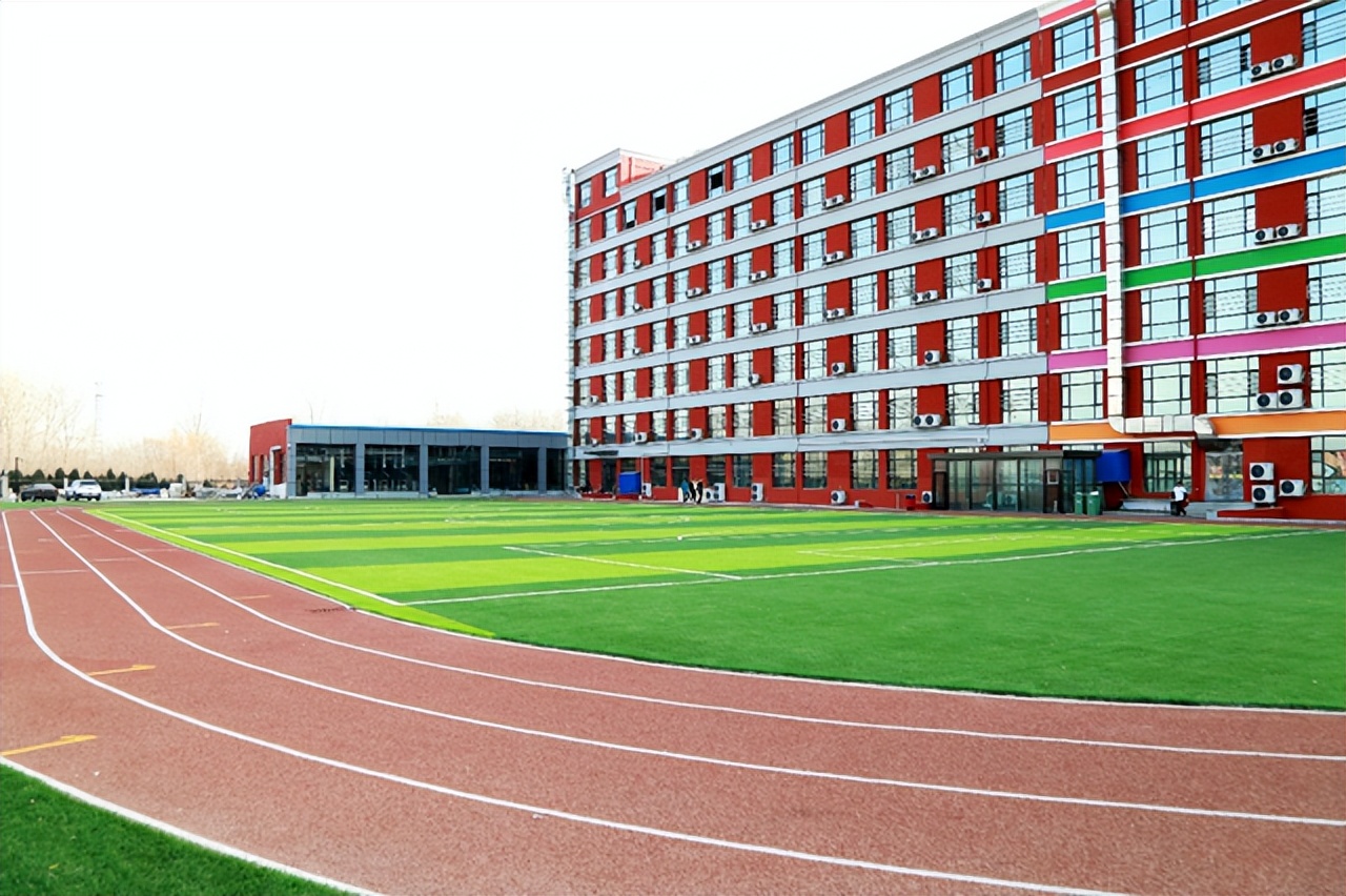 校服费用要860块钱？说是自愿购买，家长直言：跟我玩文字游戏