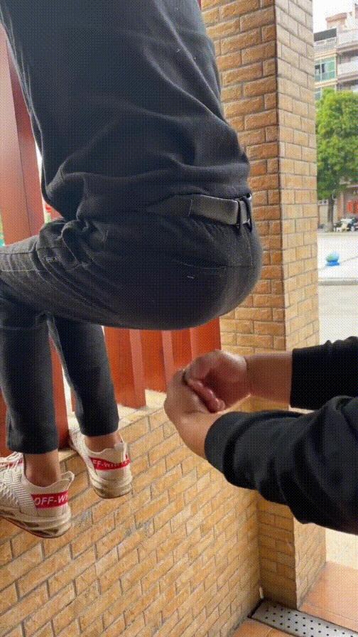 女孩子看起来外表美丽，其实裤袜已经掉到大腿根了！哈哈哈