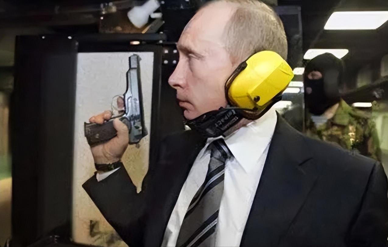 为什么普京走路右胳膊不摆动,普京为什么走路一个胳膊不动