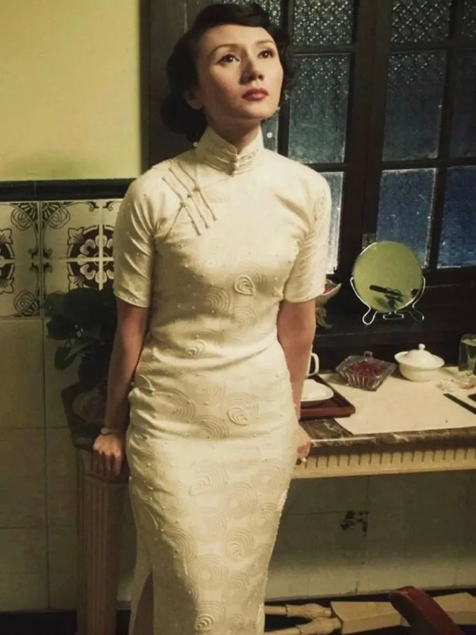 刘嘉玲关晓彤同框,穿旗袍大秀窈窕好身材