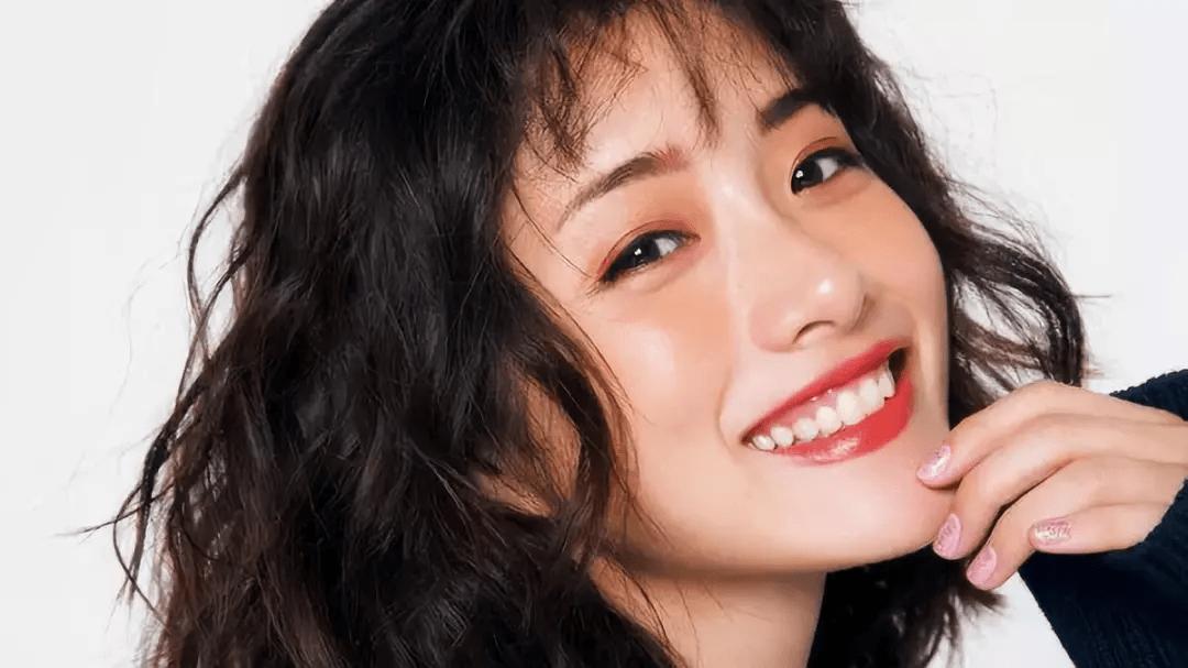 杨颖凸嘴分析,显老显凶嘴凸