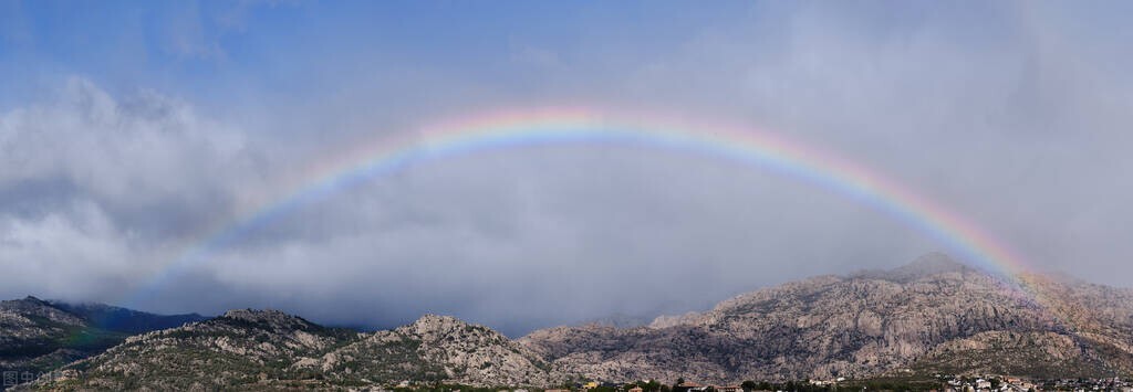 请描写一段描写彩虹的句子,描写彩虹是什么的优美句子