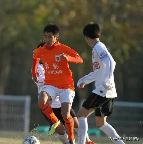 他是时代少年团的队长,徐亮广州队进球