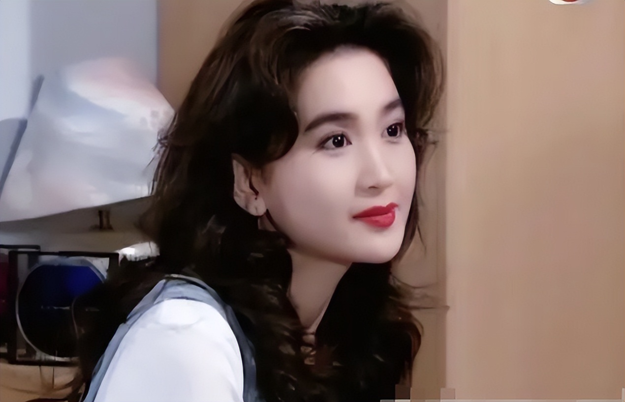 长了一张风情万种的脸下一句,看似清纯实际丰富情史女明星