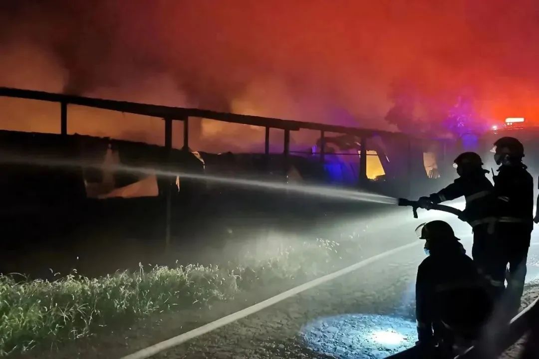 河南省消防员立功喜报送到家,消防站荣获工人先锋号