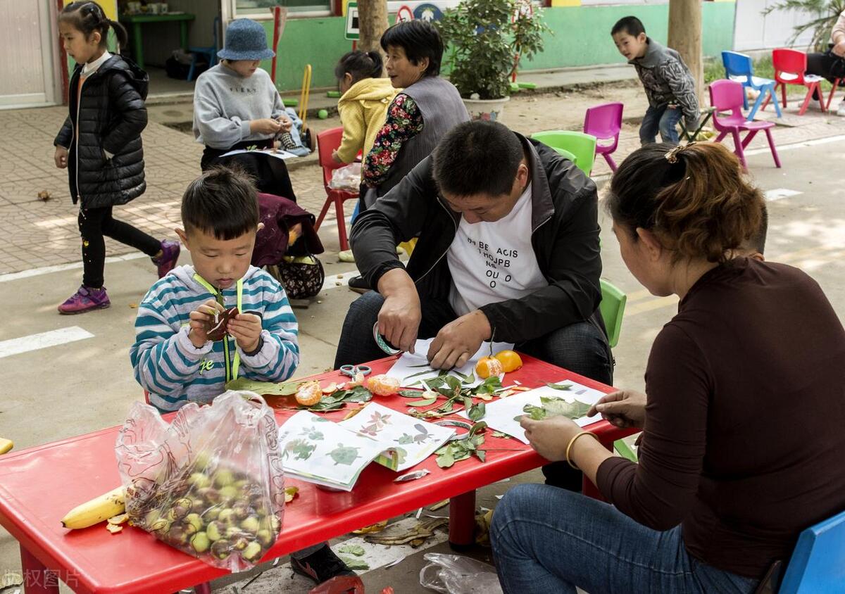 从小就学会挣钱的孩子,小孩摆摊如何20天赚到7000元