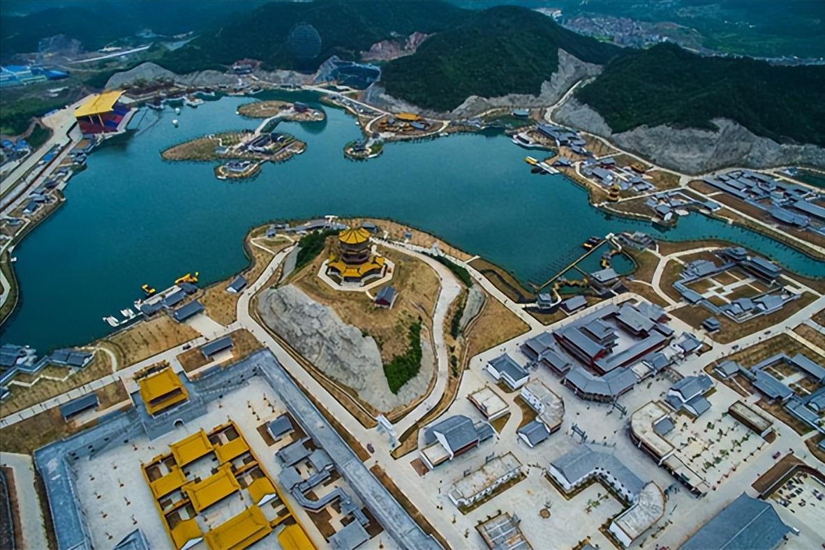 掏粪工白手起家，打造出900亿“中国好莱坞”，横店之王靠随缘？