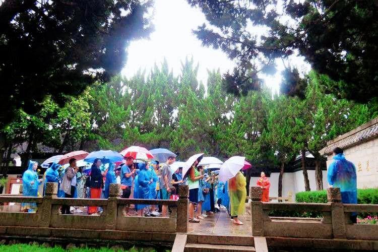 起棺下雨和落棺下雨有什么说法,下葬时下雨浇棺材预兆