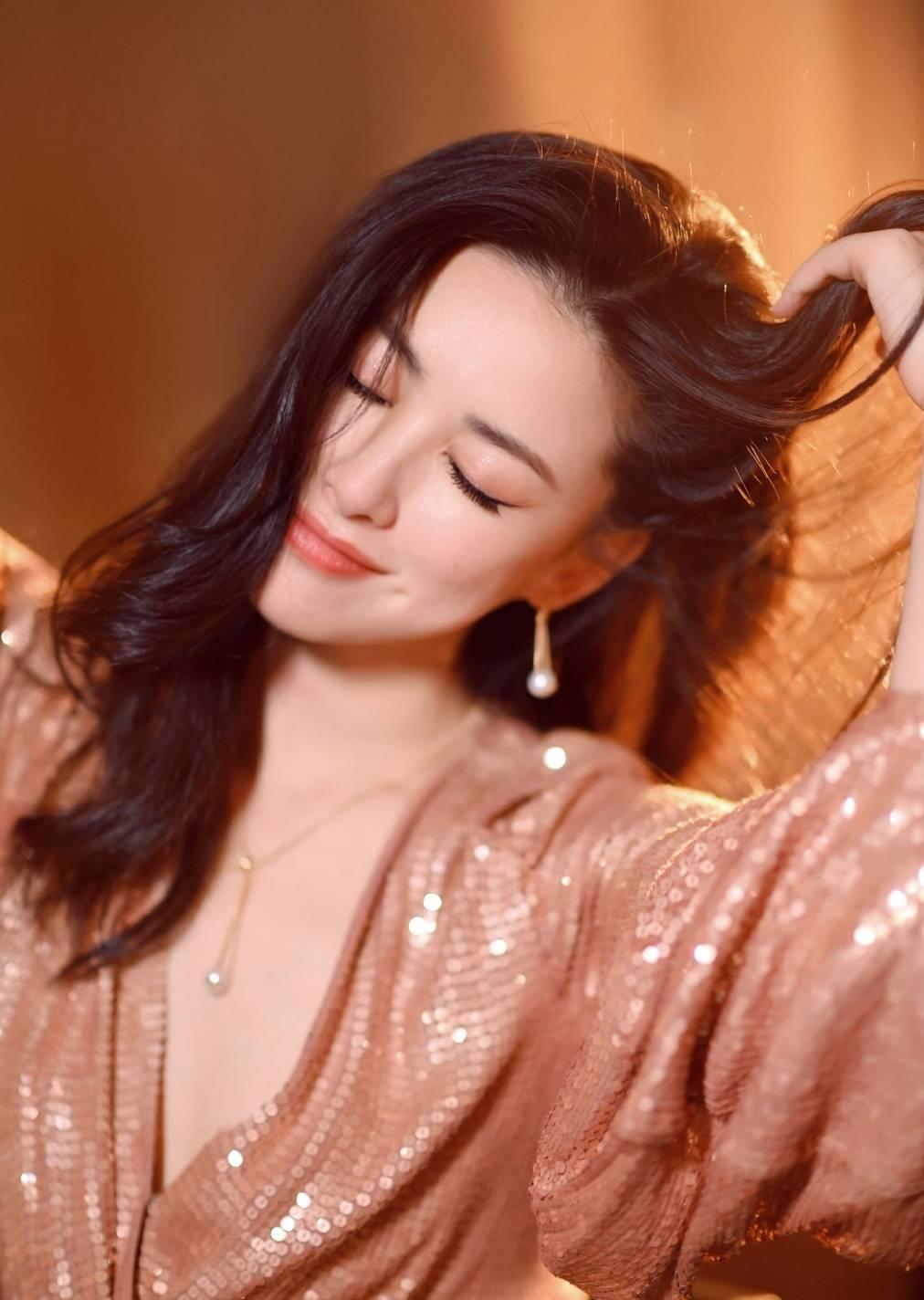 朱珠：迷倒世界顶级富豪，收服“帮派最狂太子”，却下嫁美术老师