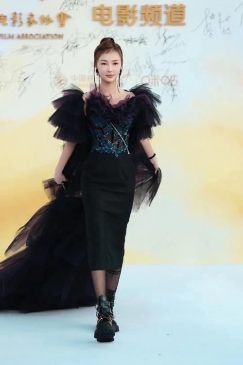 姚星彤颁奖典礼视频,姚星彤镂空礼服