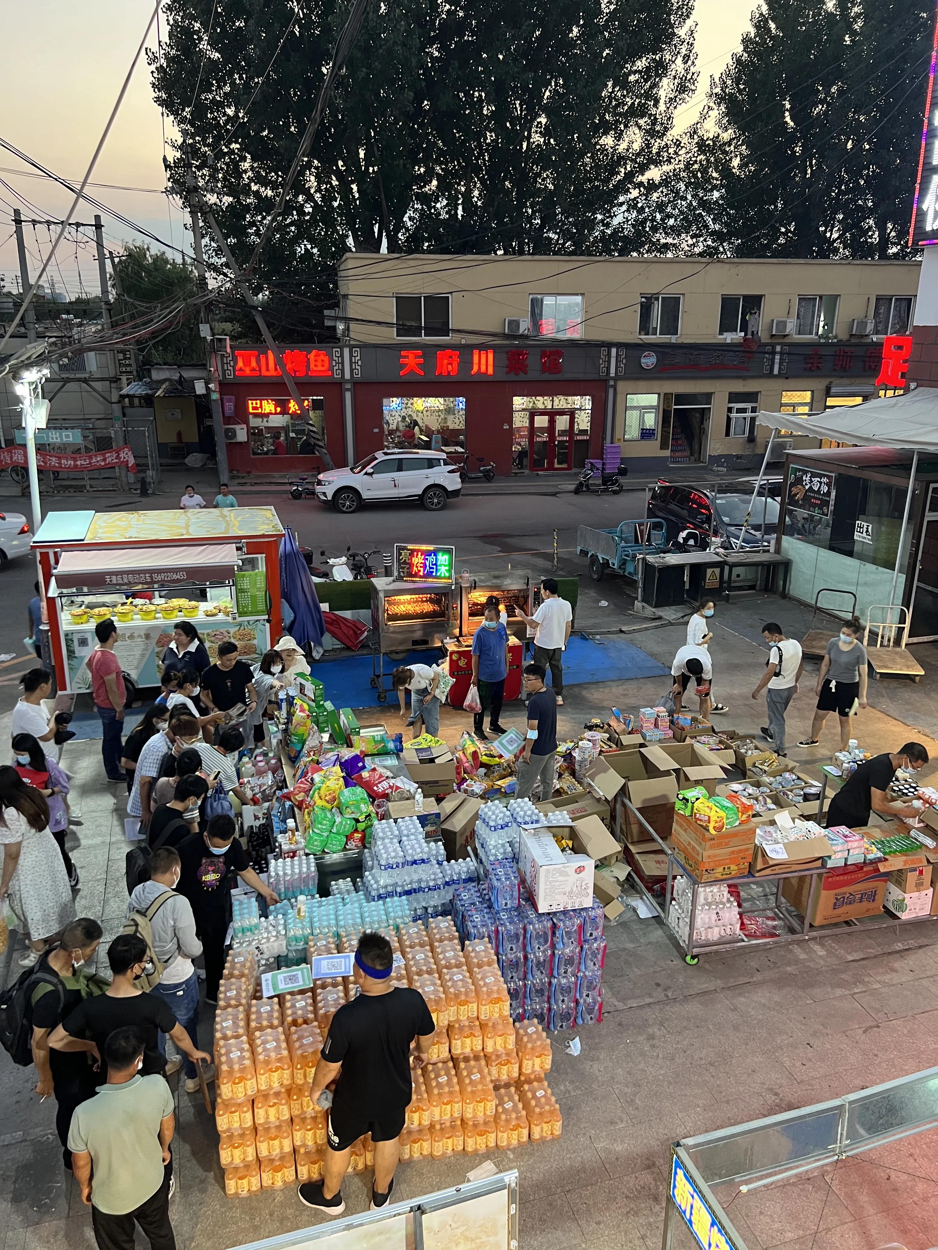 90后小伙卖临期食品年入上千万,摆地摊卖临期食品一年赚50万