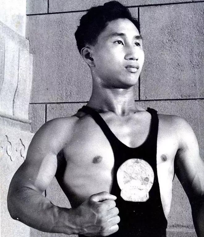 中国举重“祖师”陈镜开：曾被毛主席六次接见，十次打破世界纪录