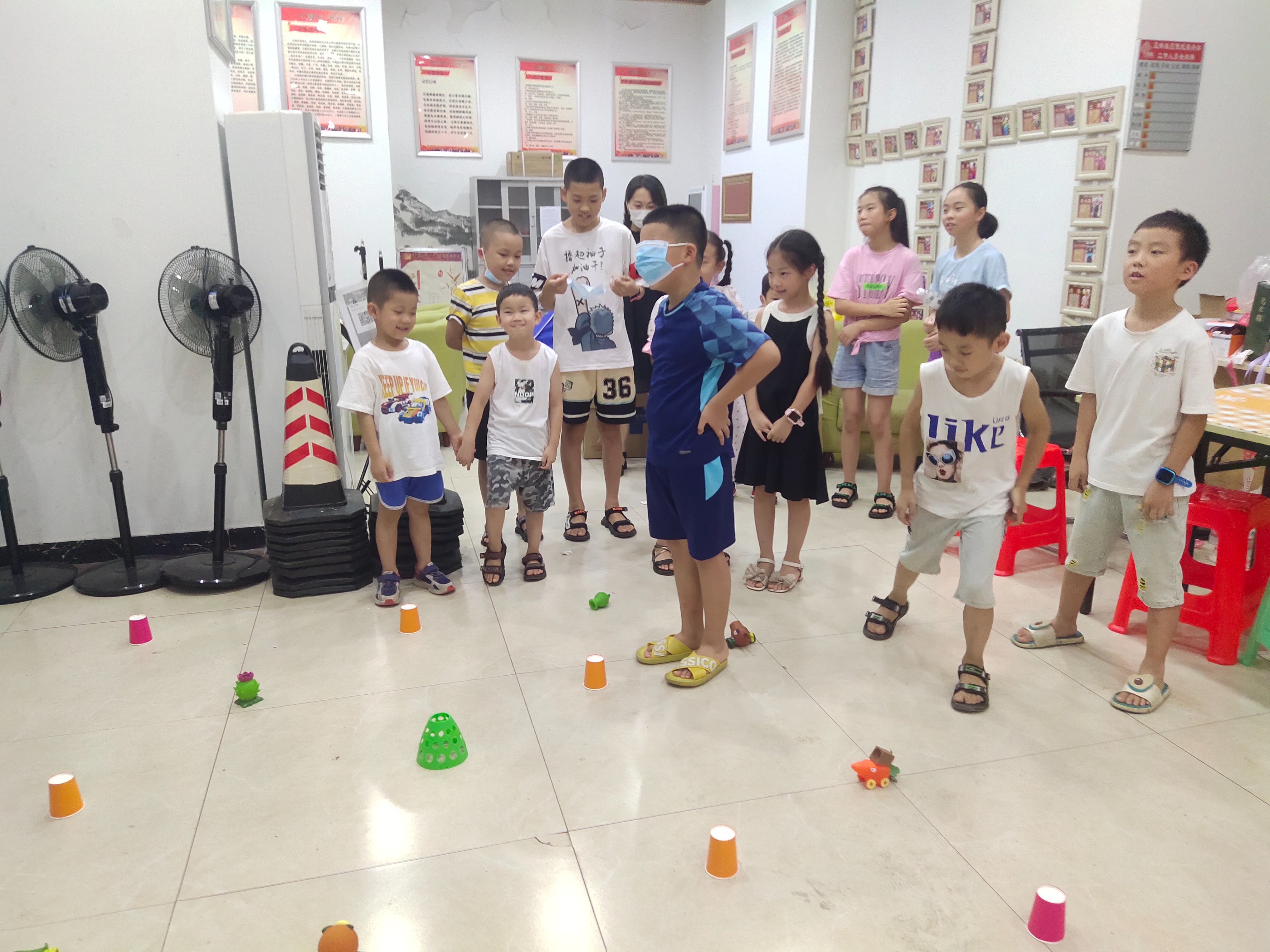 社区开展青少年剪纸制作灯笼活动,社区开展剪纸制作灯笼活动