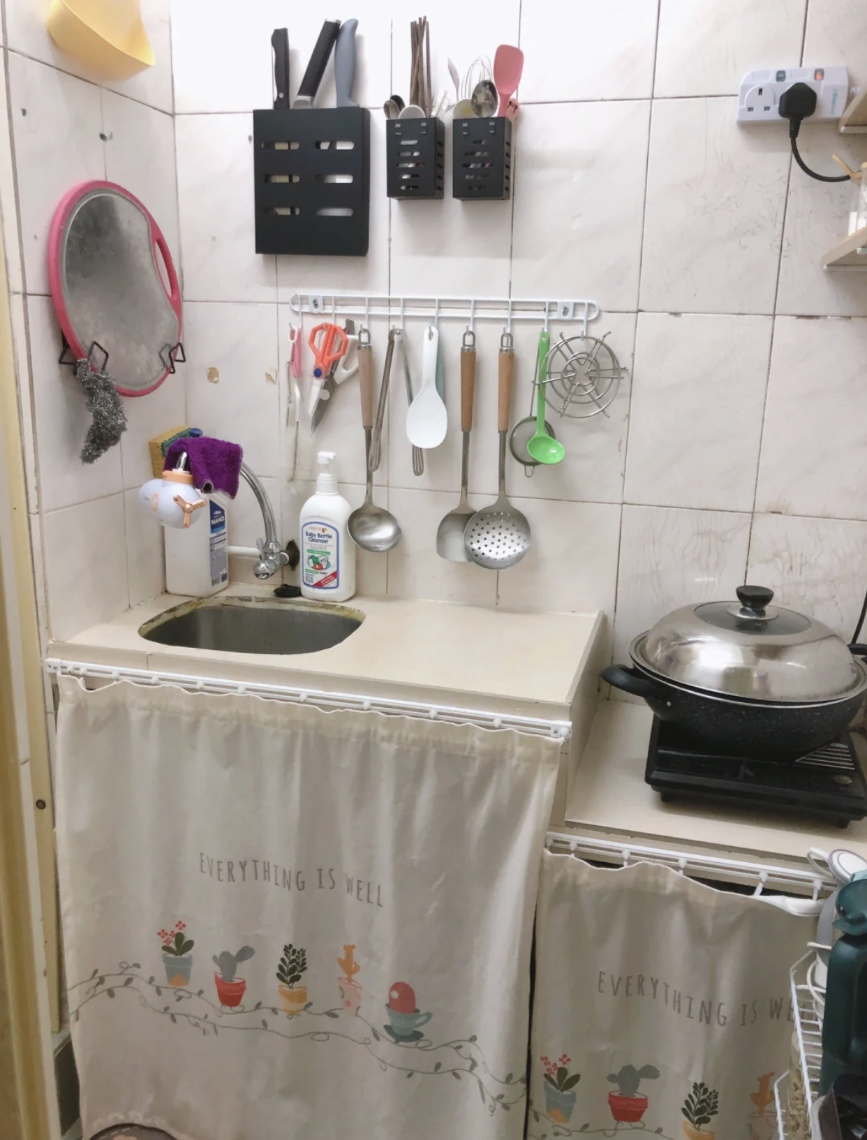 香港一家三口的真实生活,香港一家人挤在5平方的劏房生活