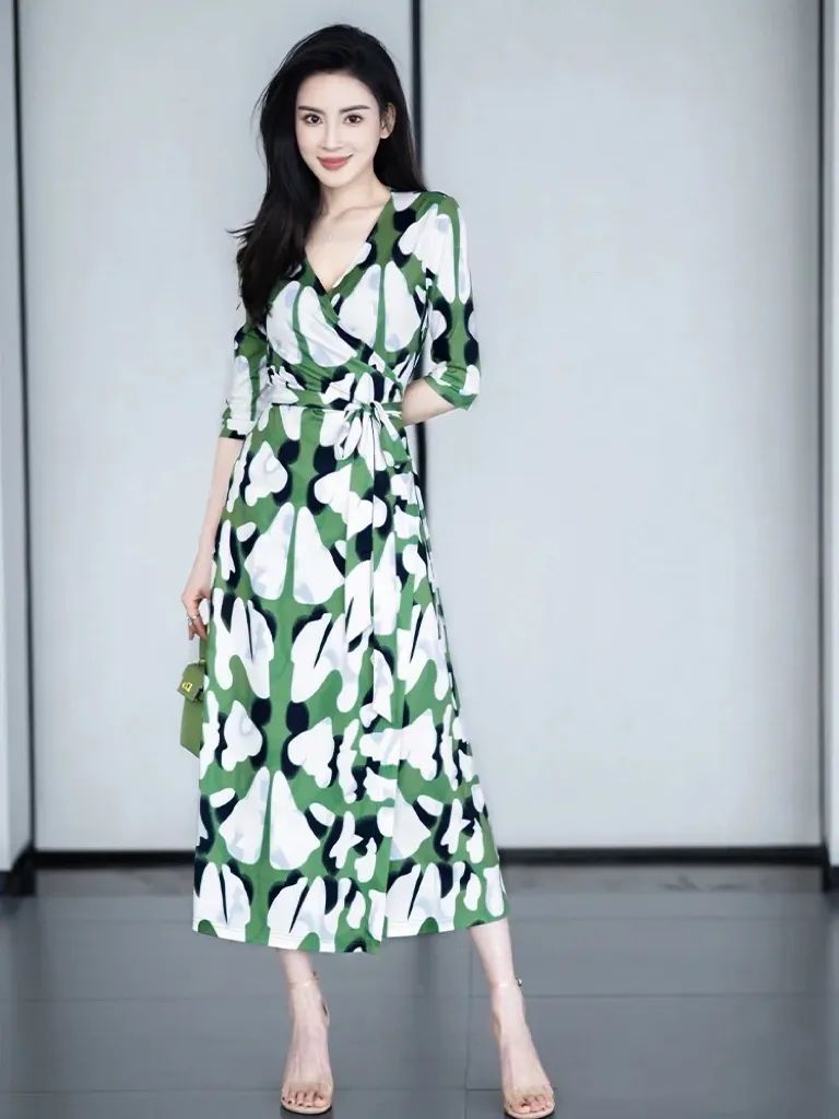 今年流行的连衣裙让你穿出女神范,穿春款连衣裙适合穿啥裤子