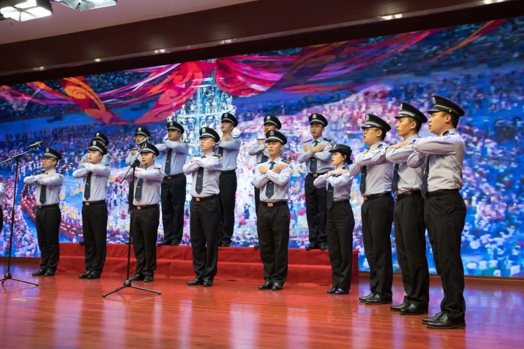 以深情的歌声向党的生日献礼,嘹亮的歌声向党献礼