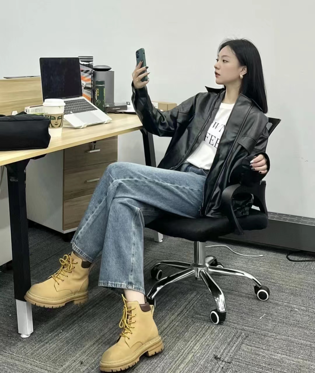 黑色机车皮衣搭配女秋冬,男士皮衣怎么搭配才显高级