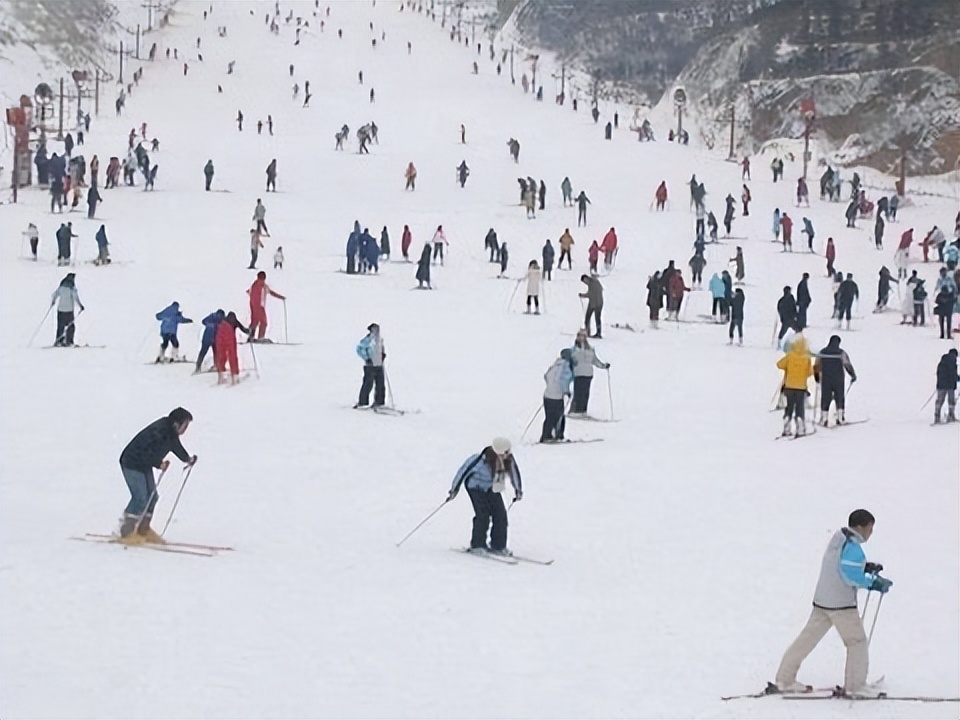 西安一年四季都能练滑雪的地方,西安哪个滑雪场适合嬉雪