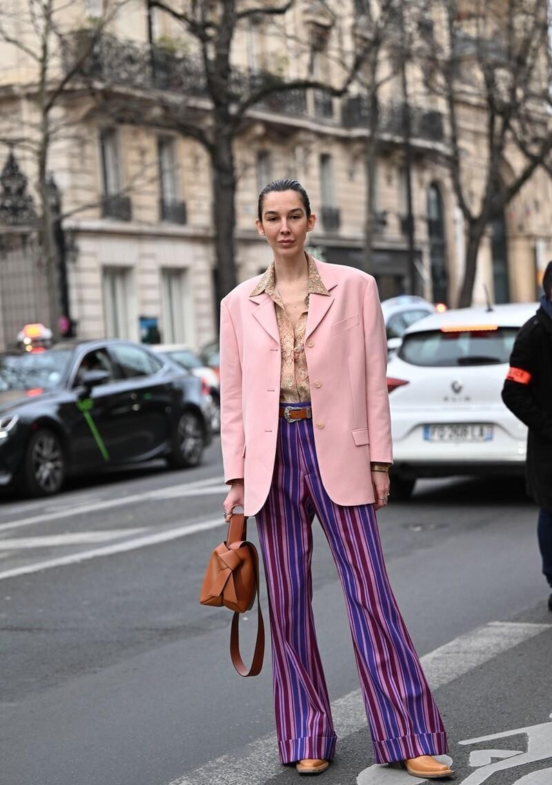 简单条纹上衣穿出时尚感,洋气显年轻的上衣搭配条纹裤