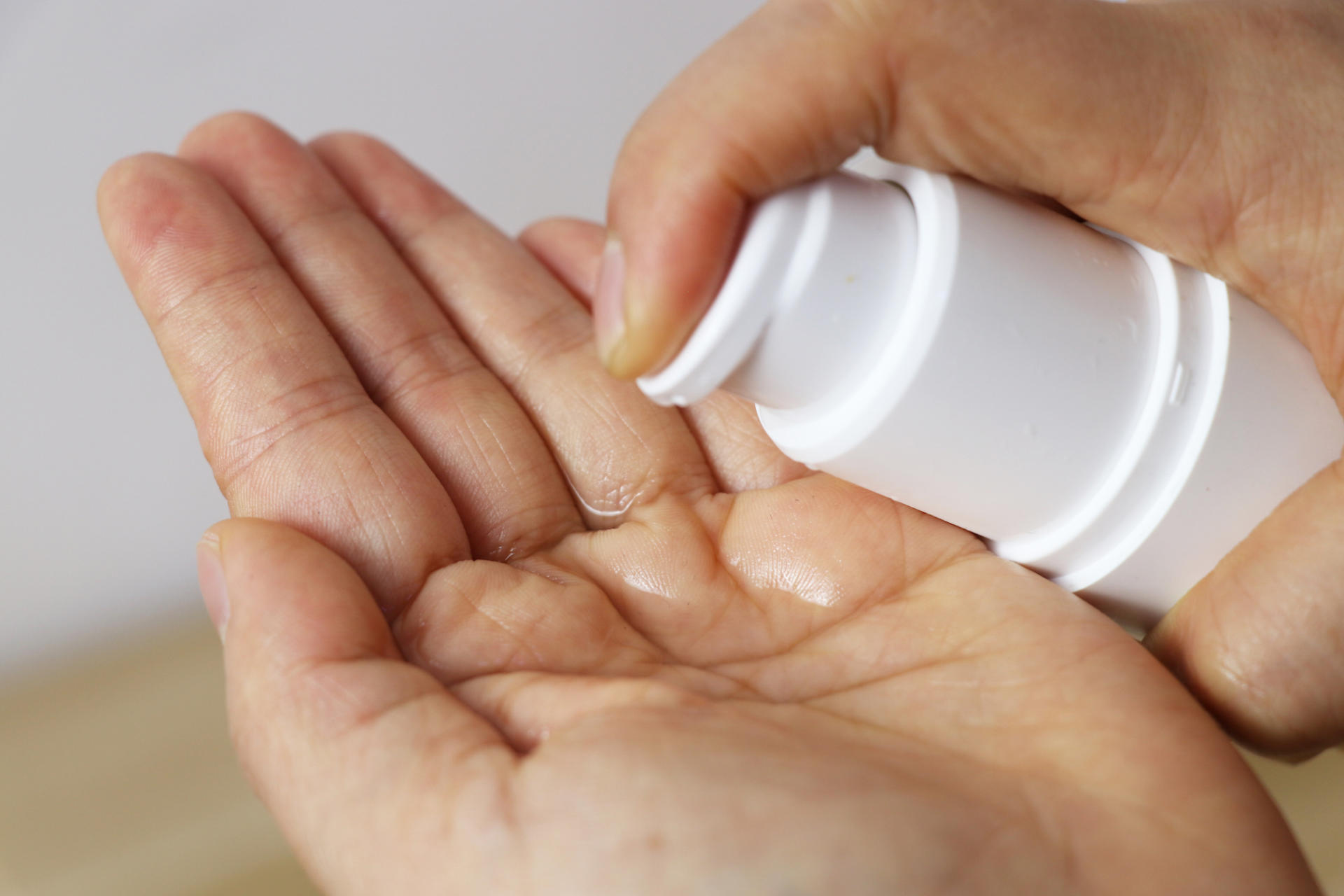 男士脸干燥紧绷缺水用什么牌子好,男士脸干燥脱皮紧绷用什么护肤品