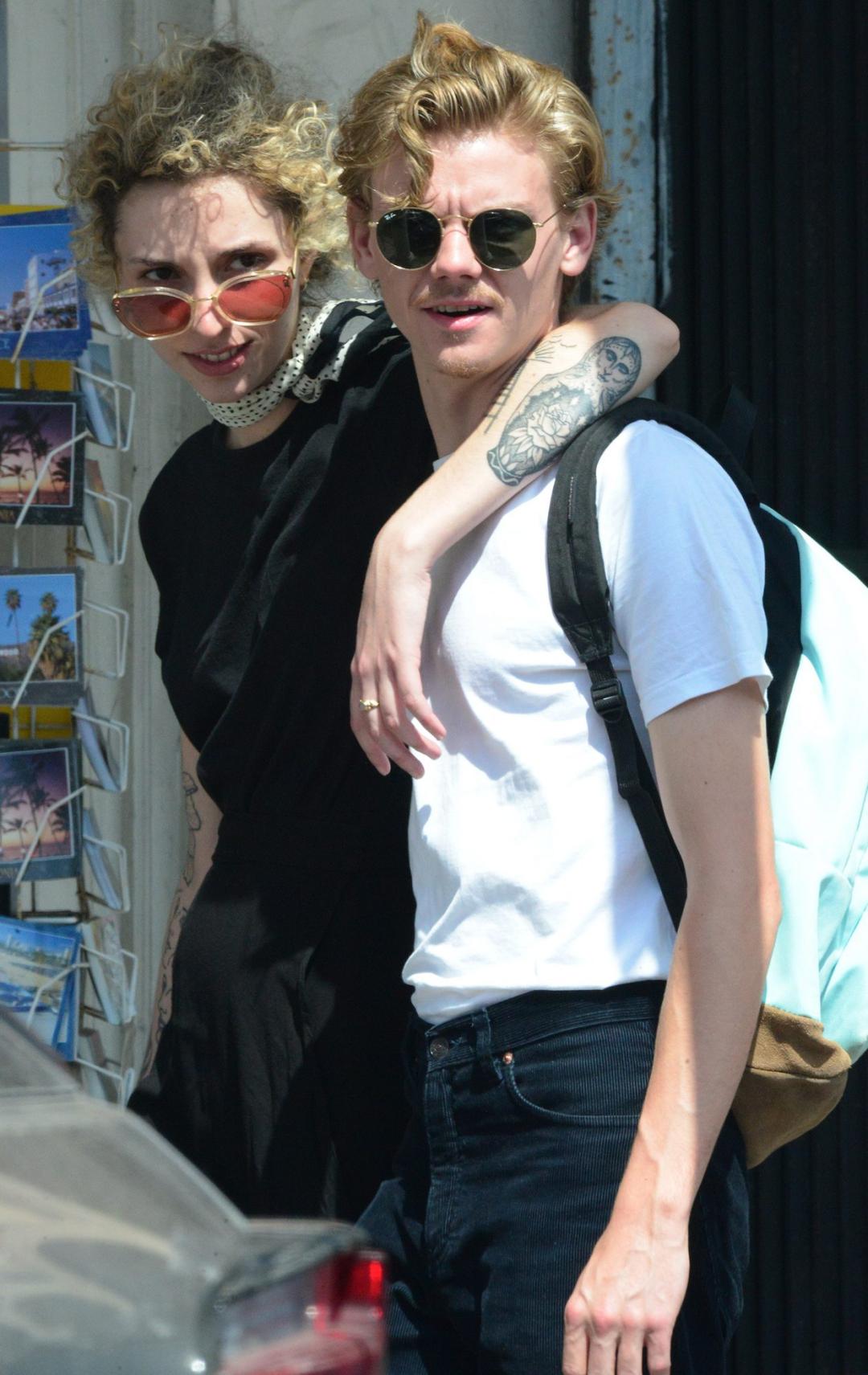 两次甩掉马斯克，绝美女星和英国最帅童星官宣！甜到像拍偶像剧