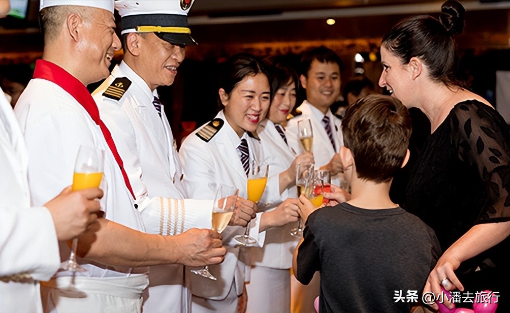 我和老伴一行2人从武汉出发，乘坐世纪传奇号，花费近2.4万元