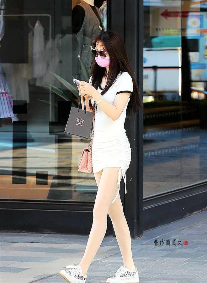 用肉色*袜丝***袜丝**就不一样了，美女是怎样用肉丝为自己加分的