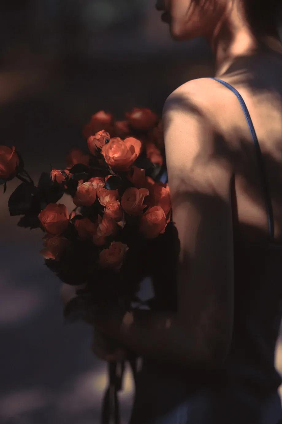 女人要爱情还是要钱,真正谈感情的女人是不要钱的