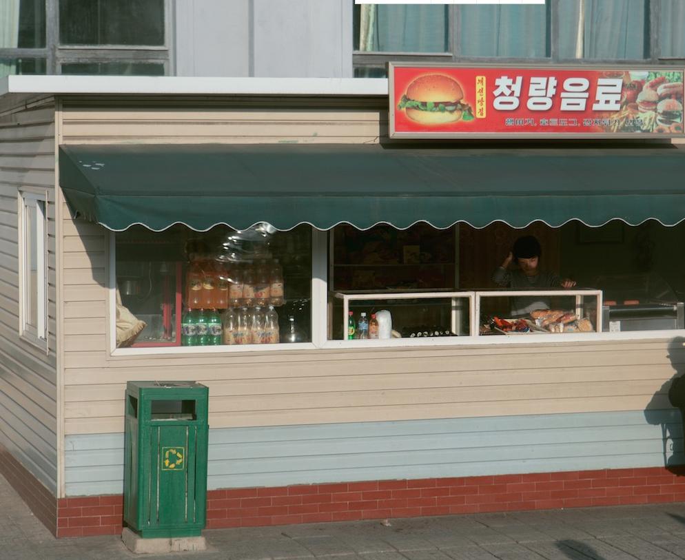 走进朝鲜，平壤街面的小卖部都能买到什么？当地消费让游客很开心