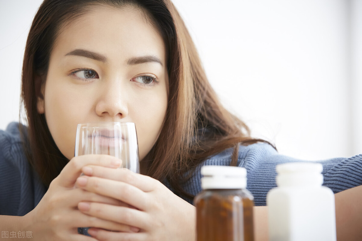 冬天怕冷手脚冰凉是什么原因呀,夏天手脚心发热冬天怕冷手脚冰凉