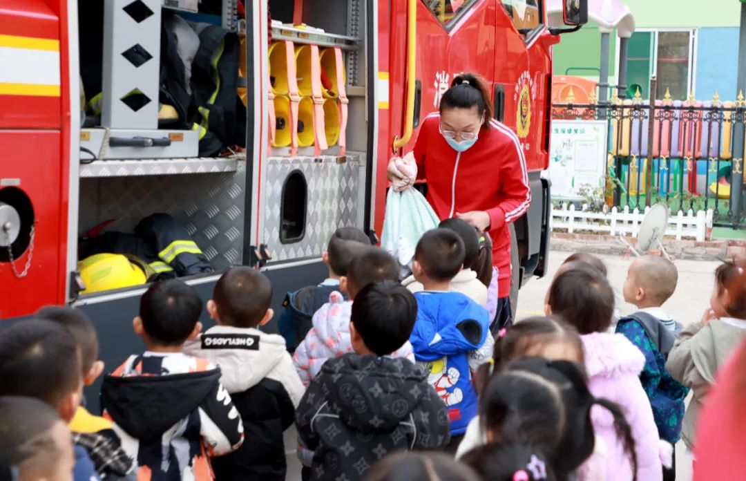 消防安全进百校宣传教育系列活动,走进学校开展消防安全宣传第一课