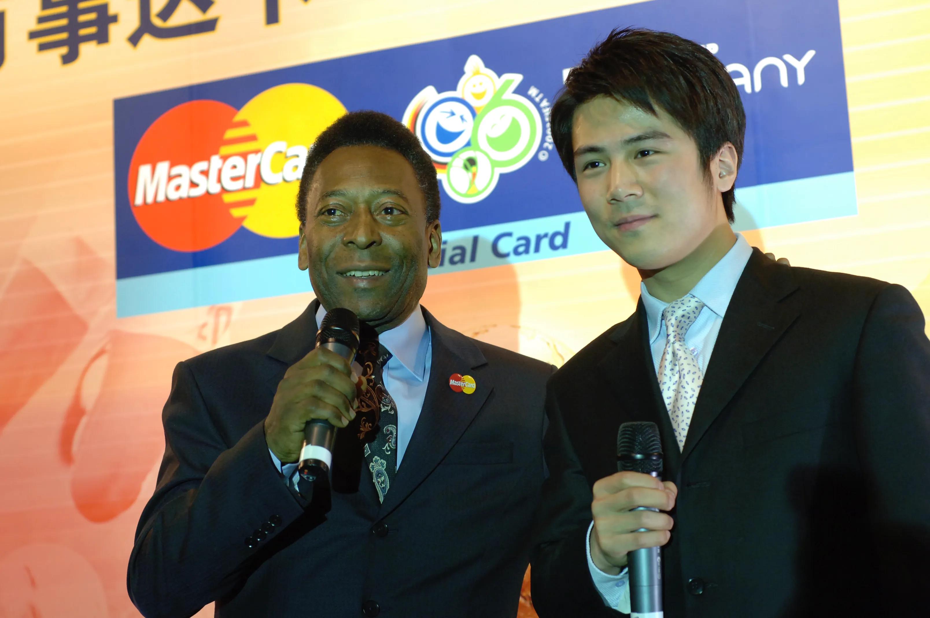 巴西球迷打出tifo为球王贝利祈福,贝利安慰内马尔