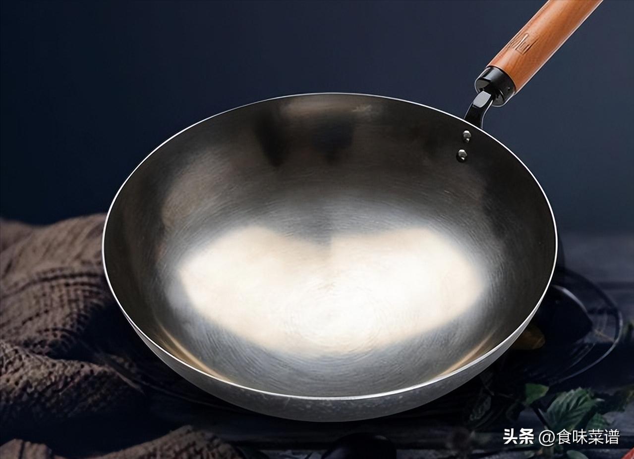 铸铁锅和不粘锅哪个好用,铸铁锅炒菜和不粘锅区别