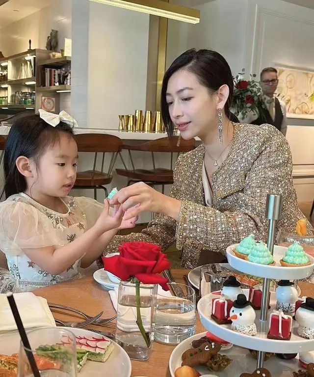 35岁女主持携父母定居美国，背20万包被指炫富，嫁富豪老公很幸福