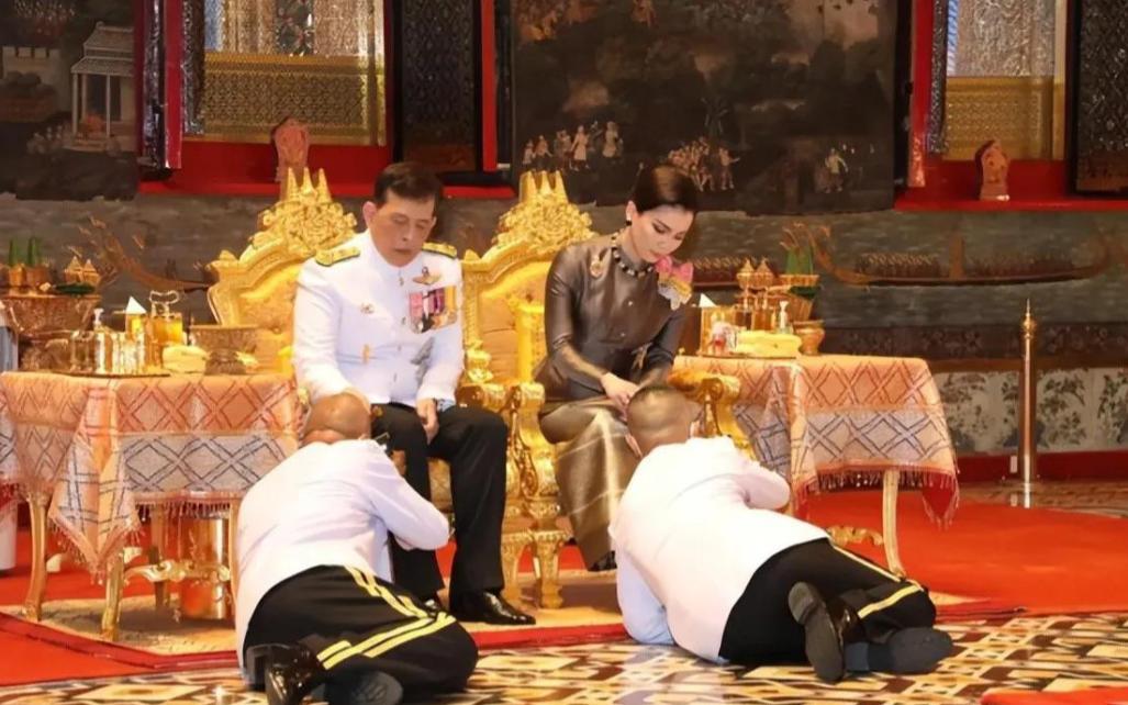 泰国王后晒贵妃穿衣显年轻,泰国王后珠光宝气身材发福