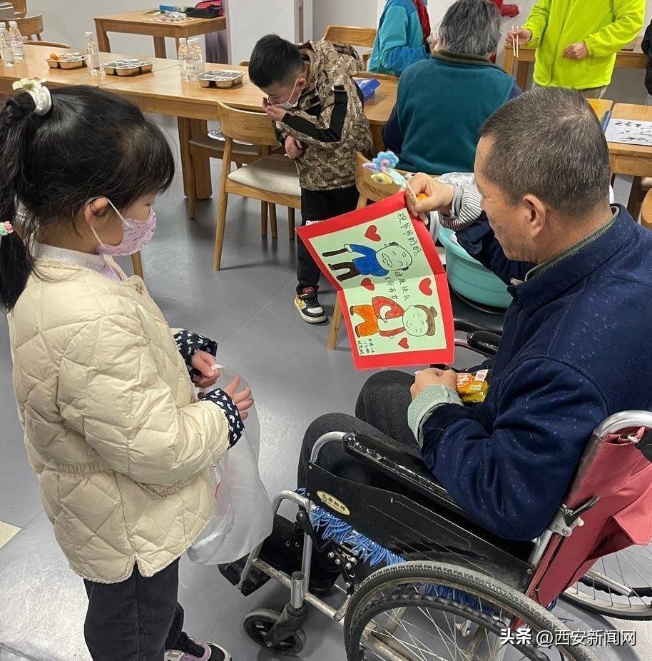 孩子们走进养老院公益活动,为社区养老院的老人们献爱心活动