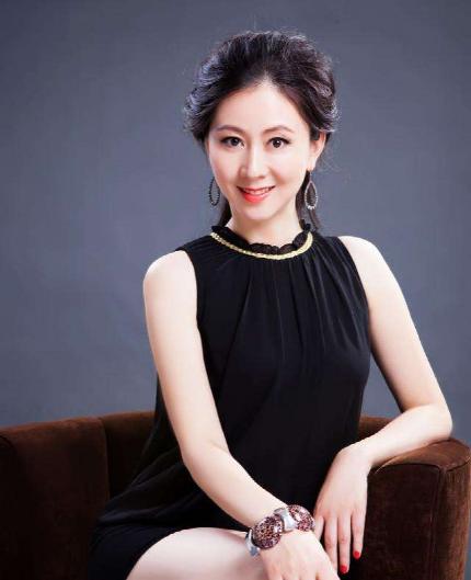 “人体模特”汤加丽：和丈夫离婚，被父亲“嫌弃”，如今怎样了？