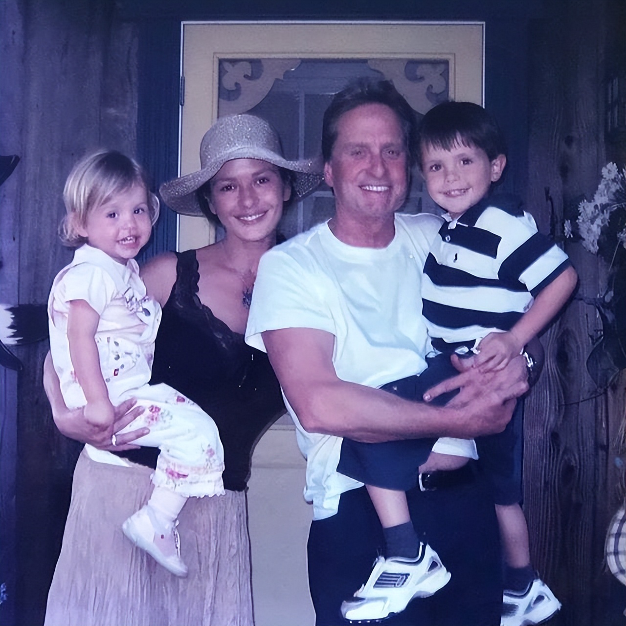 泽塔琼斯：和大25岁老公像同龄人，女儿没她漂亮，儿子遗传高颜值