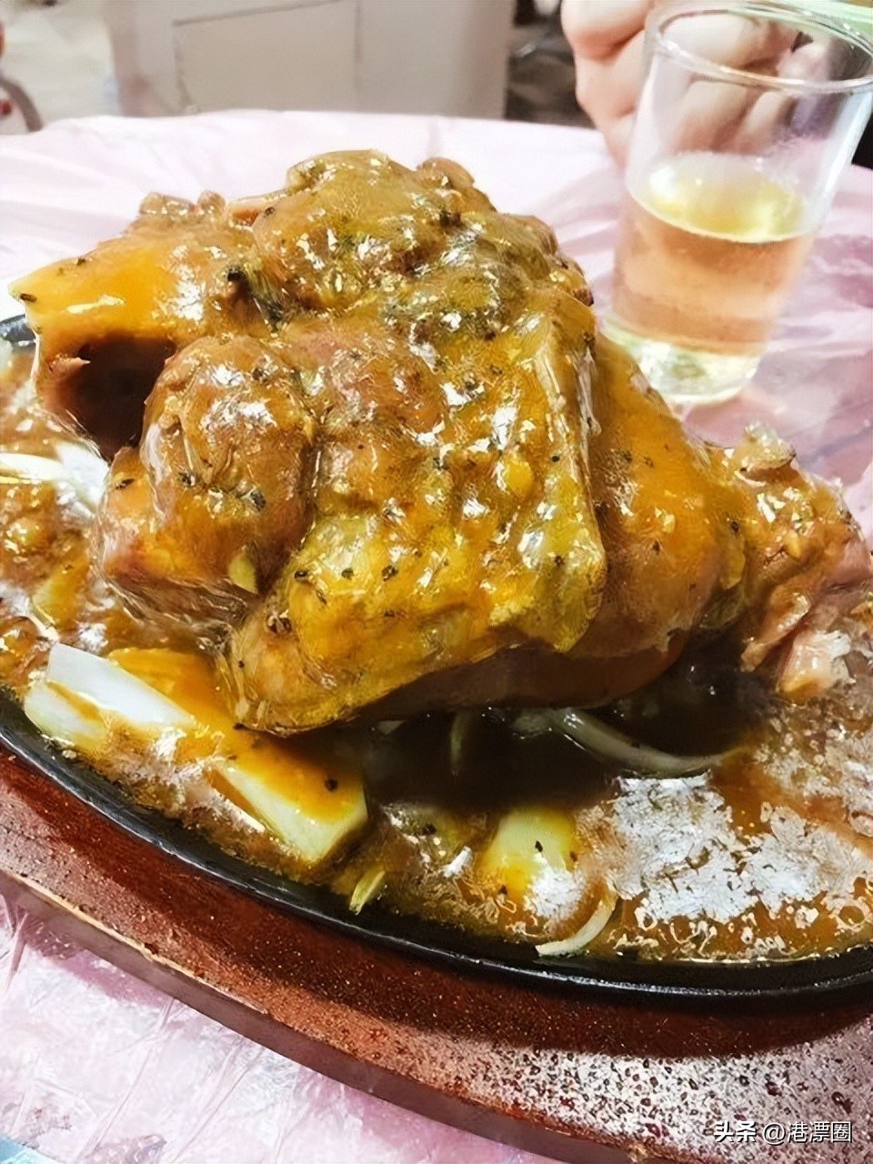 一家店铺宣布关门整条街,一家店突然停业了