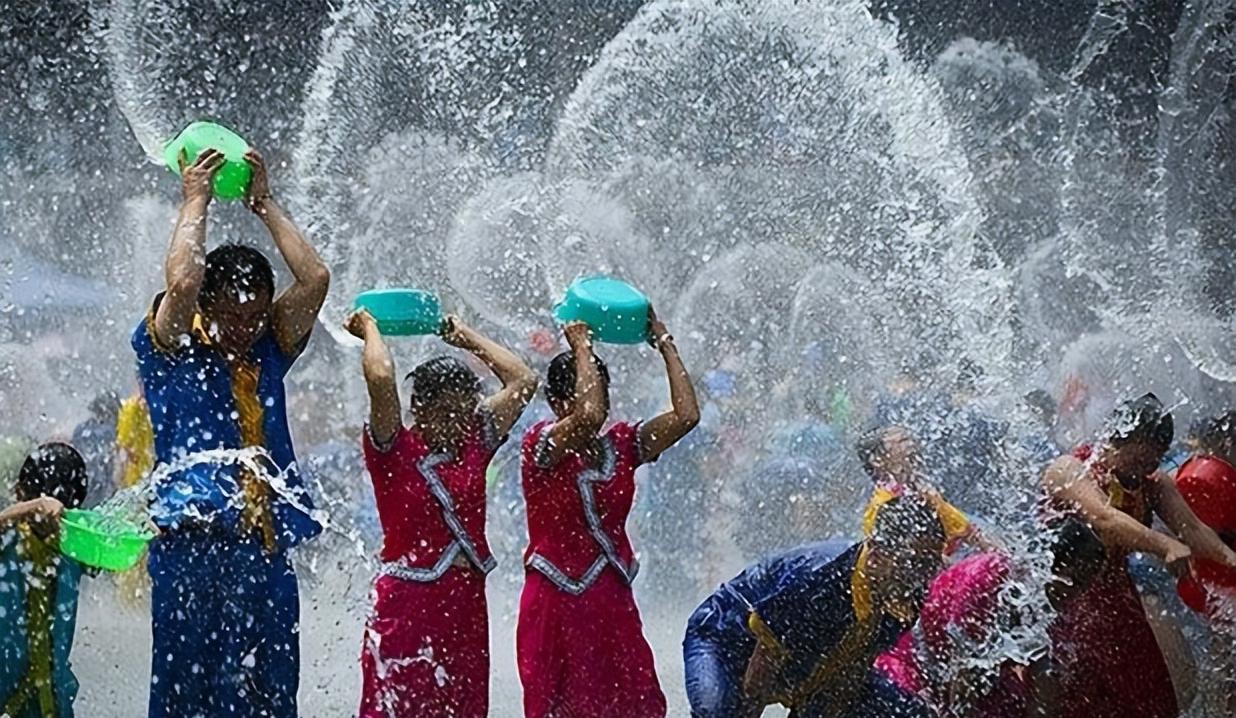 云南西双版纳傣族泼水节一览表,西双版纳一年一度的傣族泼水节