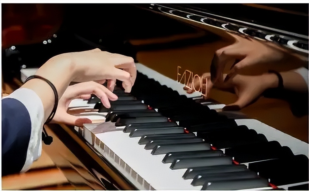 弹琴手腕抖的原因,弹琴手腕晃动怎么解决