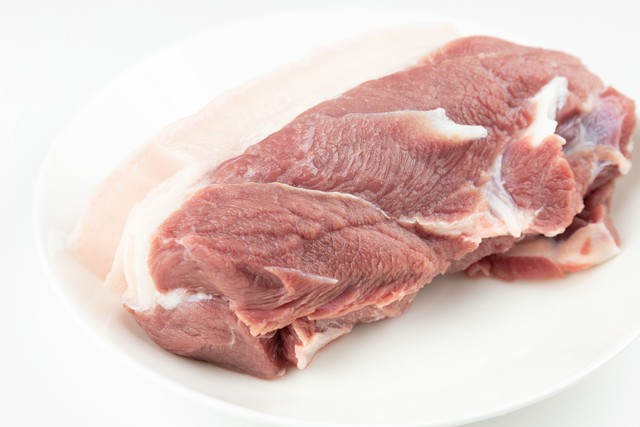 去朋友摆的摊买东西视频,到市场买肉都是臭的