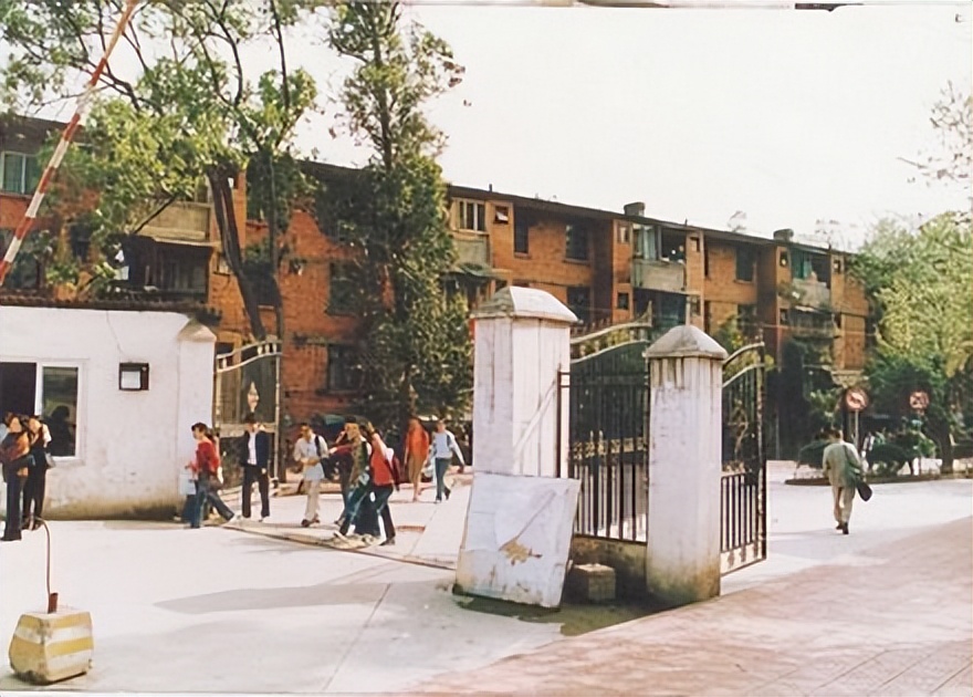 重德博学尚美笃行,重德博学勤勉尚美