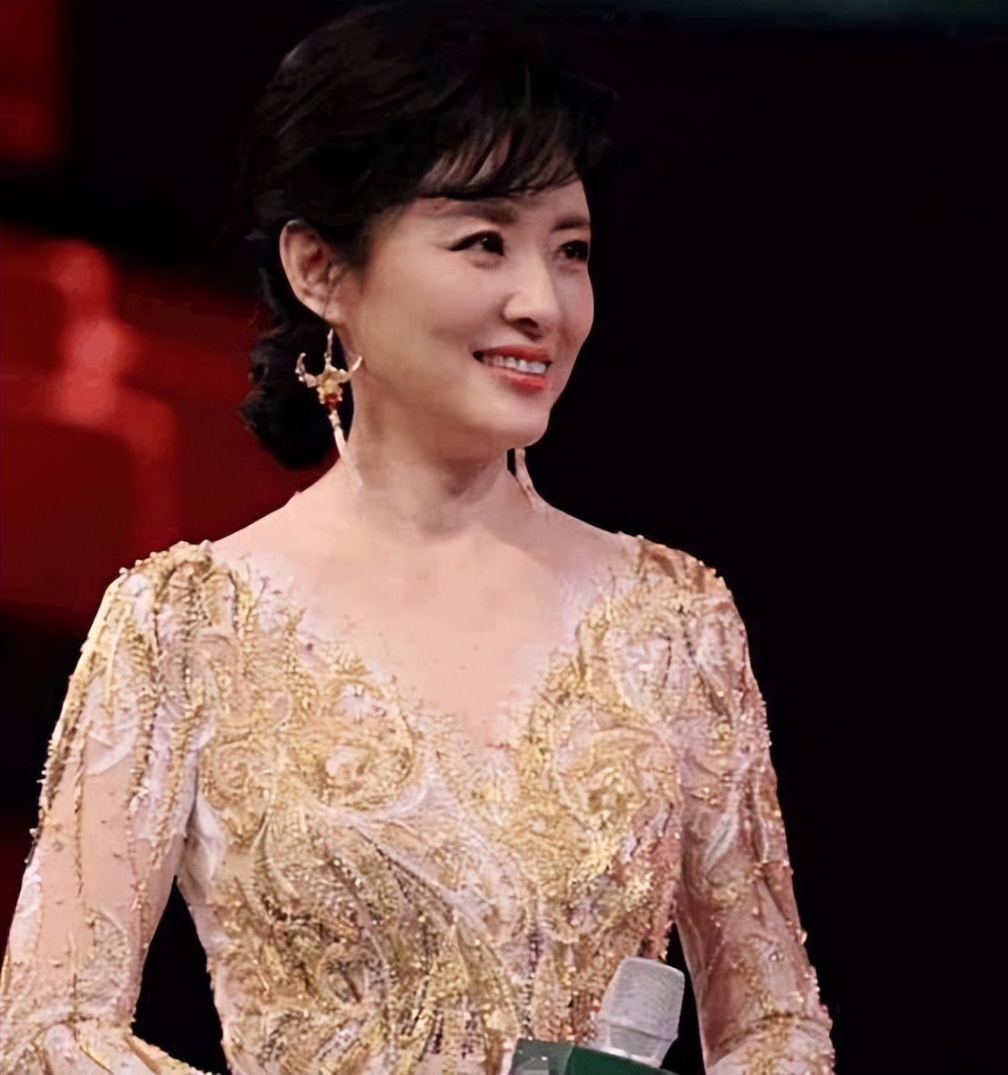 春晚主持人董卿周涛朱迅李思思,春晚主持人董卿朱迅周涛